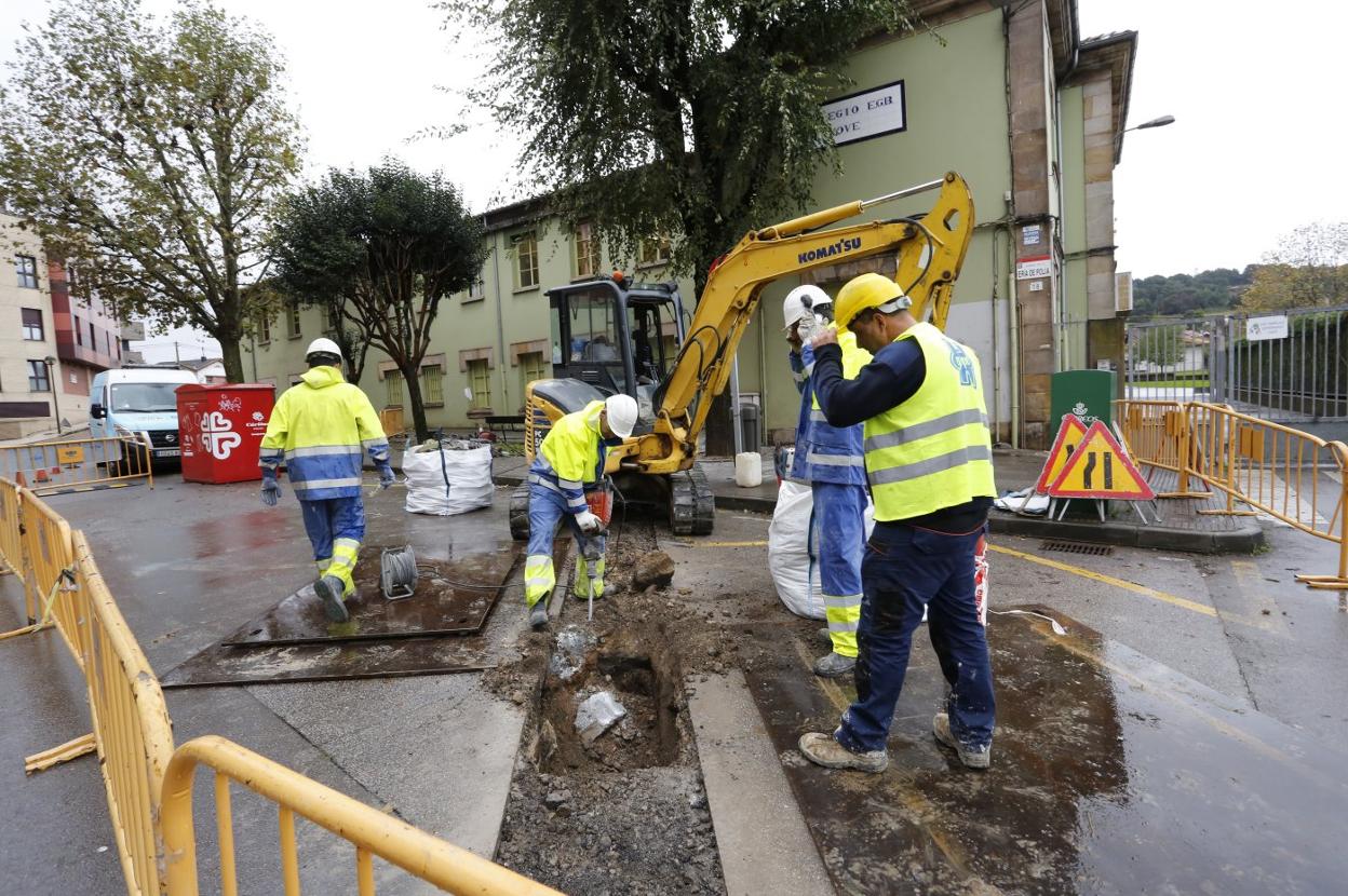 Operarios inicaron ayer las obras ante el colegio público de Jove para ampliar el colector tras sufrir varias inundaciones. 