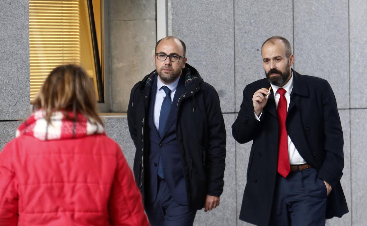 Alberto Suárez antes de entrar en los juzgados. 