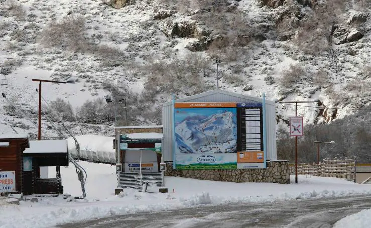 Intensas nevadas complican el tráfico por Asturias