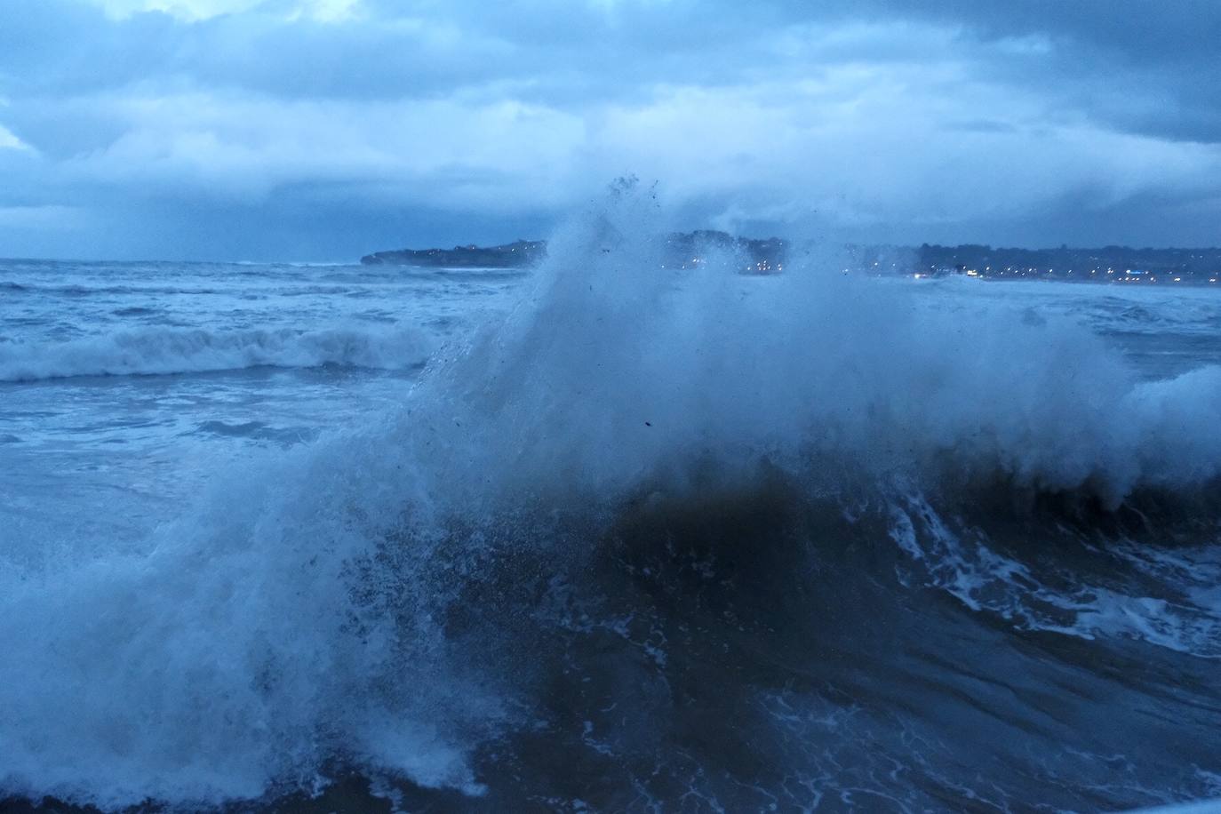 La boya del puerto de Gijón ha registrado este jueves olas de más de ocho metros de altura, coincidiendo con un episodio de alerta naranja por viento y oleaje en toda la costa asturiana. Muchos no han dudado en acercarse al Muro en la pleamar de la tarde para inmortalizar el espectacular oleaje.