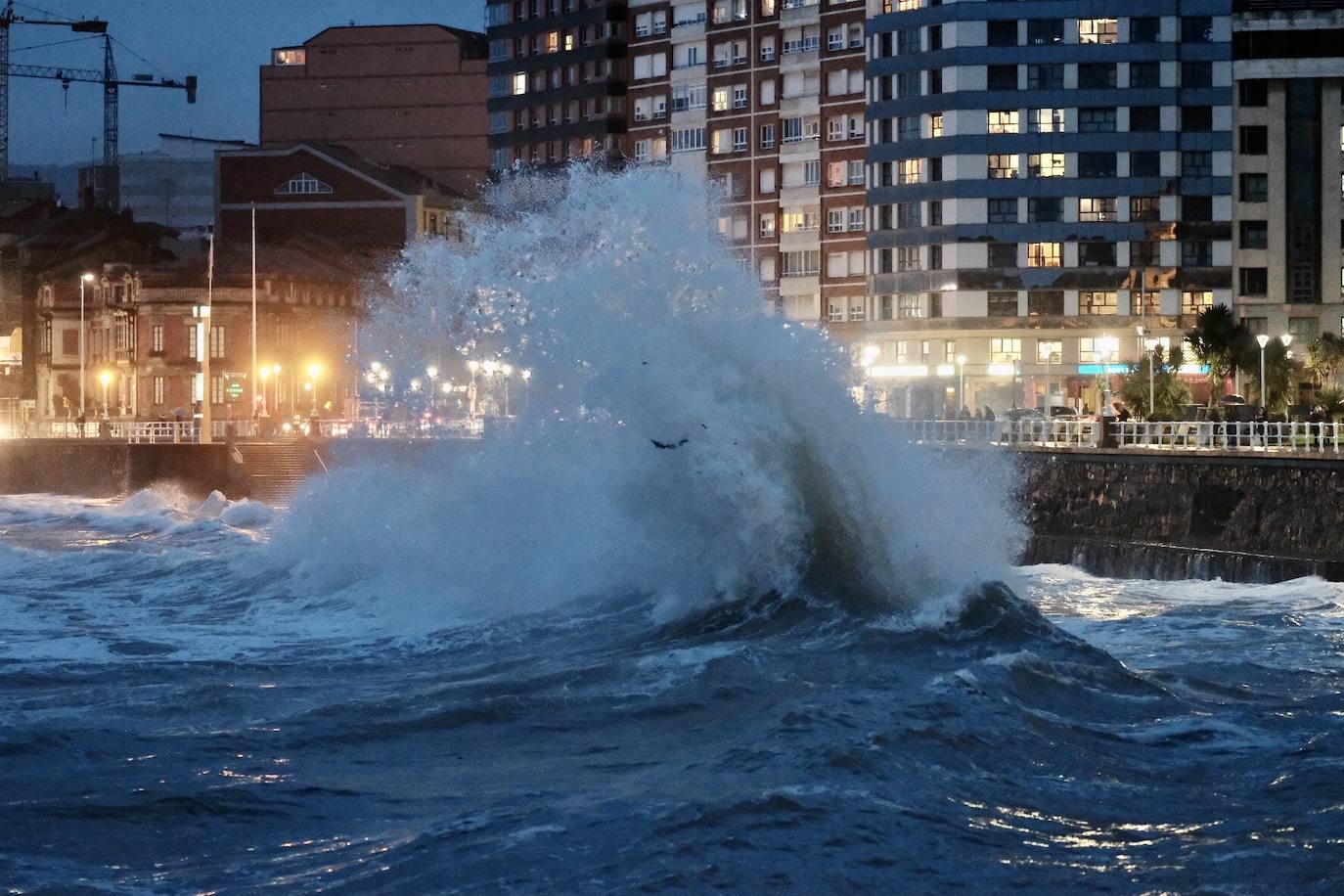 La boya del puerto de Gijón ha registrado este jueves olas de más de ocho metros de altura, coincidiendo con un episodio de alerta naranja por viento y oleaje en toda la costa asturiana. Muchos no han dudado en acercarse al Muro en la pleamar de la tarde para inmortalizar el espectacular oleaje.