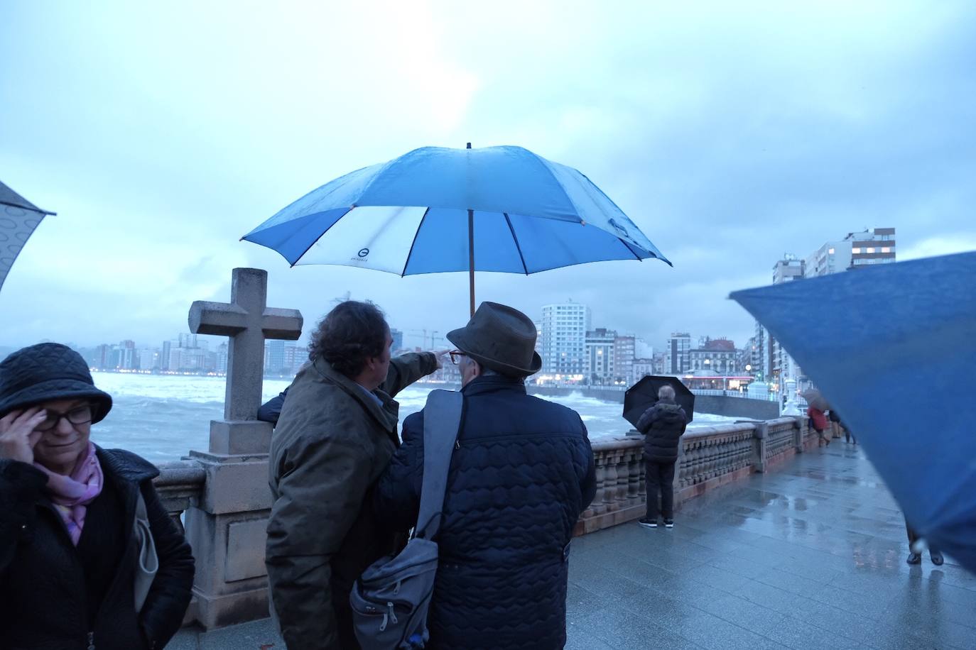 La boya del puerto de Gijón ha registrado este jueves olas de más de ocho metros de altura, coincidiendo con un episodio de alerta naranja por viento y oleaje en toda la costa asturiana. Muchos no han dudado en acercarse al Muro en la pleamar de la tarde para inmortalizar el espectacular oleaje.