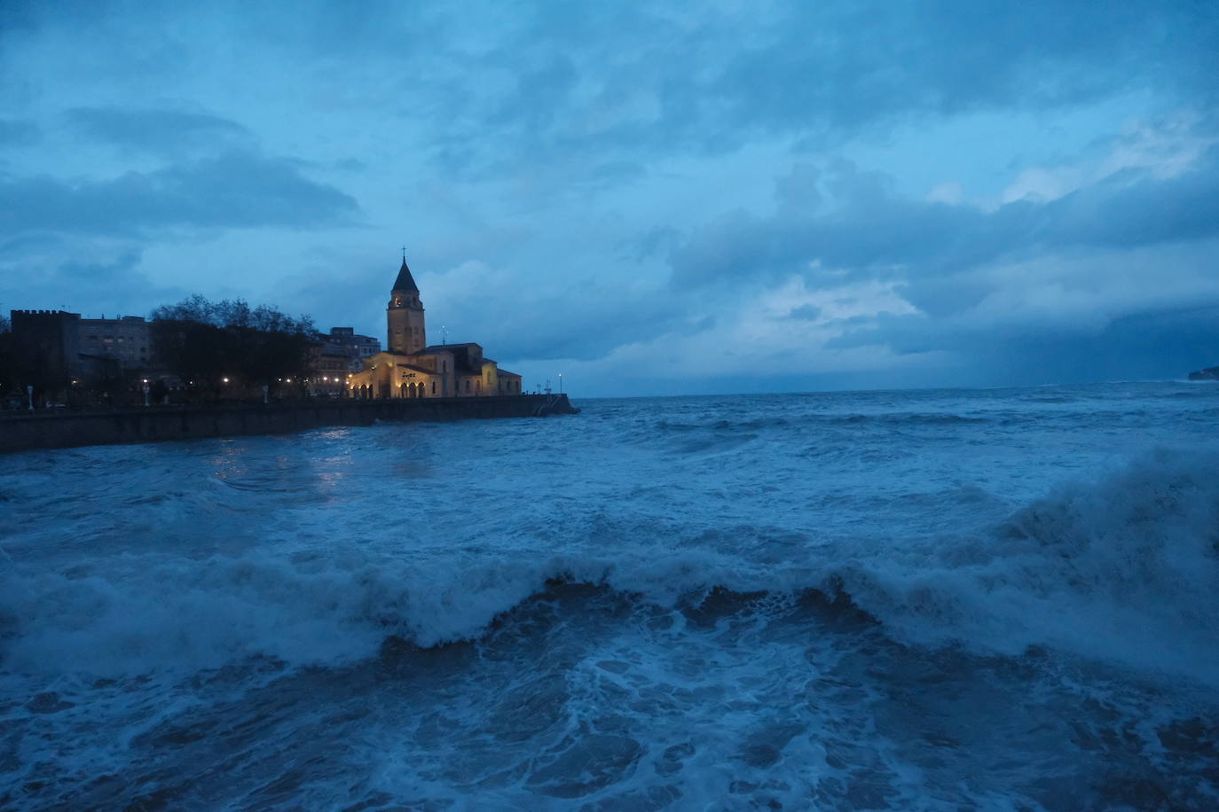 La boya del puerto de Gijón ha registrado este jueves olas de más de ocho metros de altura, coincidiendo con un episodio de alerta naranja por viento y oleaje en toda la costa asturiana. Muchos no han dudado en acercarse al Muro en la pleamar de la tarde para inmortalizar el espectacular oleaje.