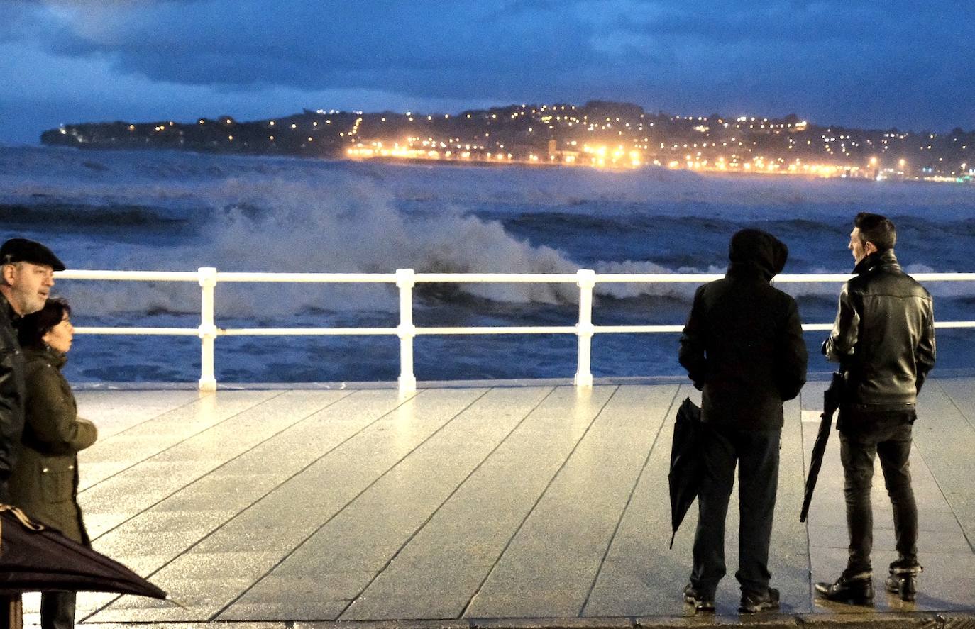 La boya del puerto de Gijón ha registrado este jueves olas de más de ocho metros de altura, coincidiendo con un episodio de alerta naranja por viento y oleaje en toda la costa asturiana. Muchos no han dudado en acercarse al Muro en la pleamar de la tarde para inmortalizar el espectacular oleaje.