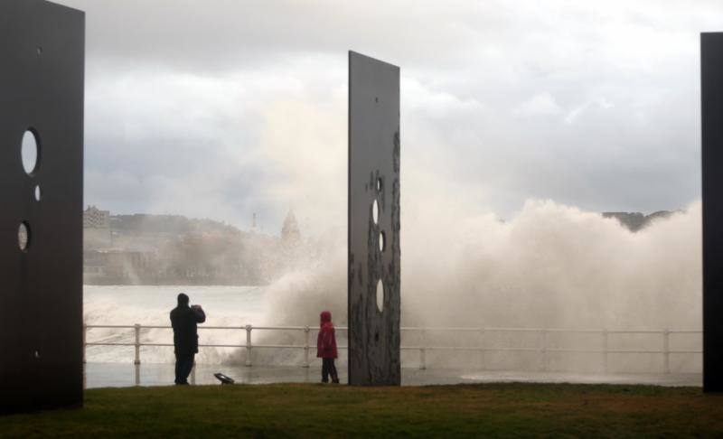 La boya del puerto de Gijón ha registrado este jueves olas de más de ocho metros de altura, coincidiendo con un episodio de alerta naranja por viento y oleaje en toda la costa asturiana. Muchos no han dudado en acercarse al Muro en la pleamar de la tarde para inmortalizar el espectacular oleaje.