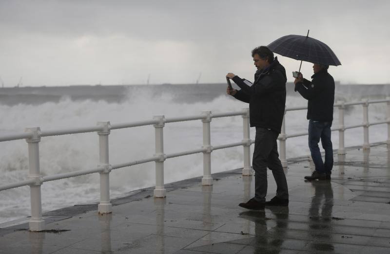 La boya del puerto de Gijón ha registrado este jueves olas de más de ocho metros de altura, coincidiendo con un episodio de alerta naranja por viento y oleaje en toda la costa asturiana. Muchos no han dudado en acercarse al Muro en la pleamar de la tarde para inmortalizar el espectacular oleaje.