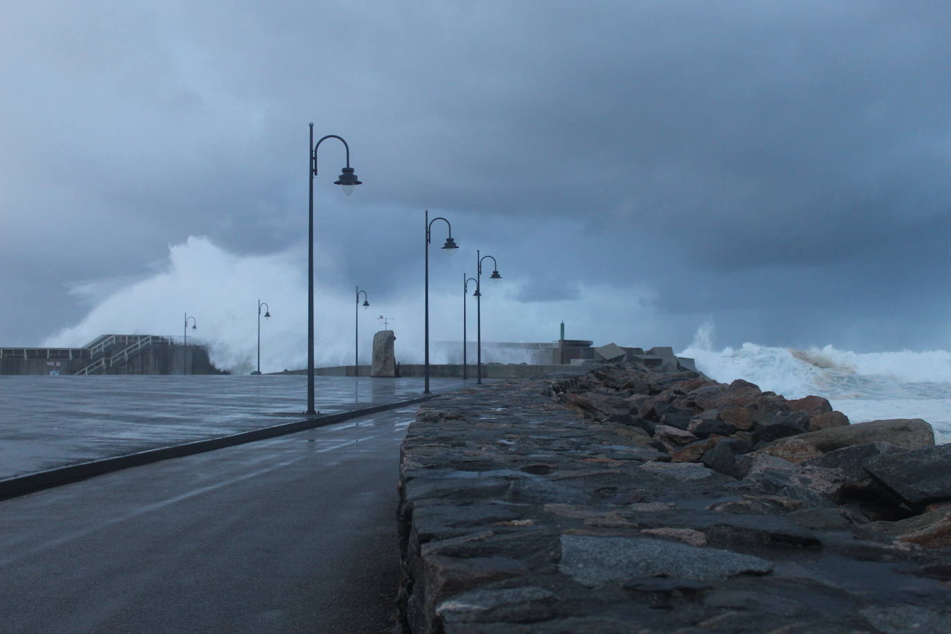 Fotos: La pleamar rompe con fuerza en la costa de Asturias