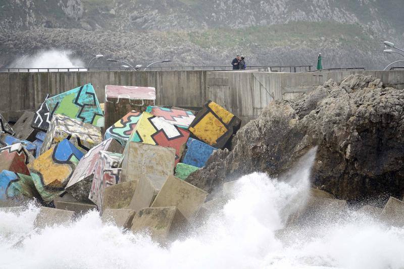 Fotos: La pleamar rompe con fuerza en la costa de Asturias