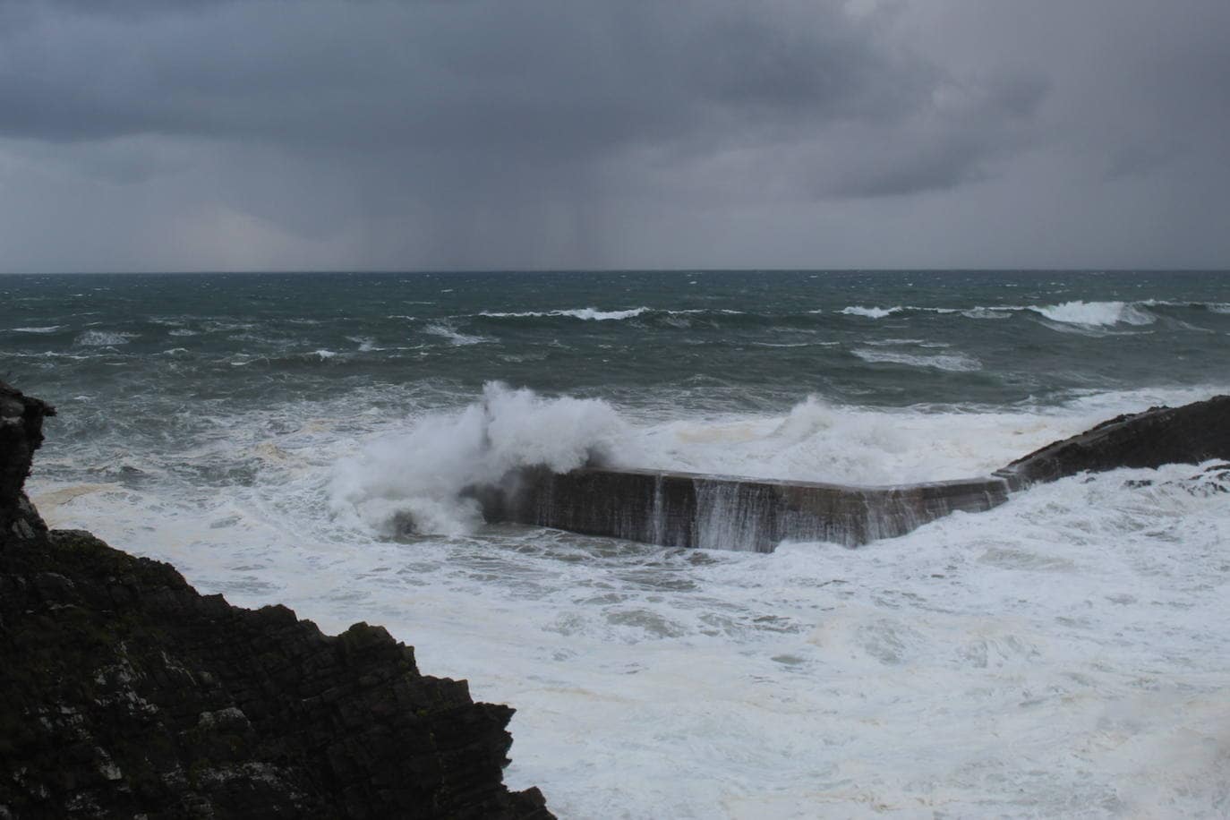 Fotos: La pleamar rompe con fuerza en la costa de Asturias