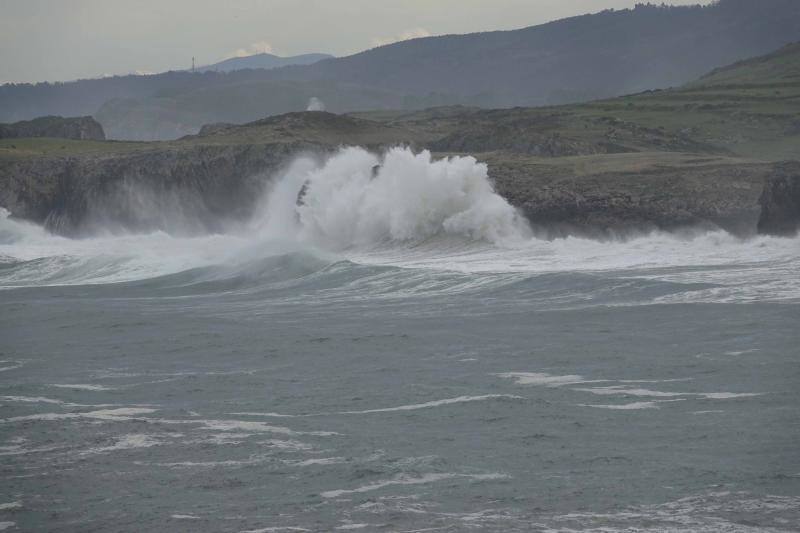 Fotos: La pleamar rompe con fuerza en la costa de Asturias