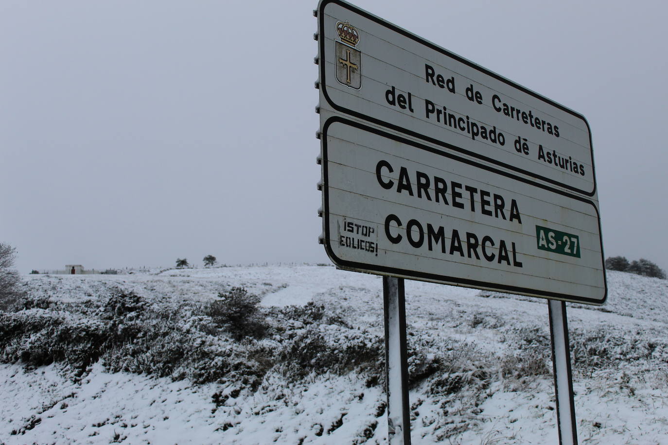 Puertos de montaña y carreteras de la región exigen cadenas para circular y en la autopista del Huerna exigen máxima precaución.