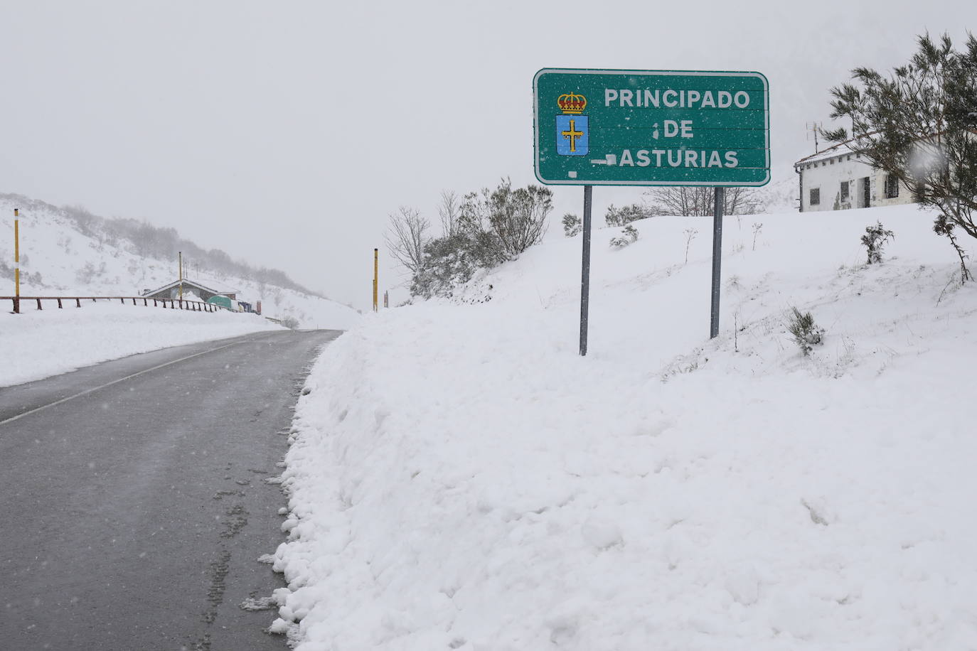 Puertos de montaña y carreteras de la región exigen cadenas para circular y en la autopista del Huerna exigen máxima precaución.