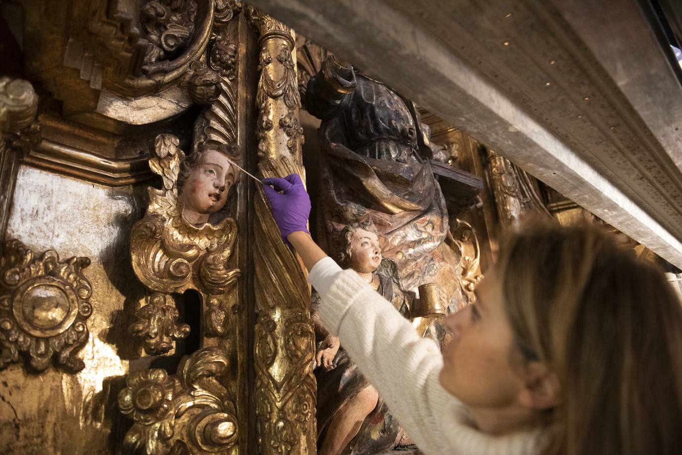 Los restauradores de los retablos de la Girola de la Catedral de Oviedo prevén finalizar los trabajos a lo largo de la próxima primavera. 