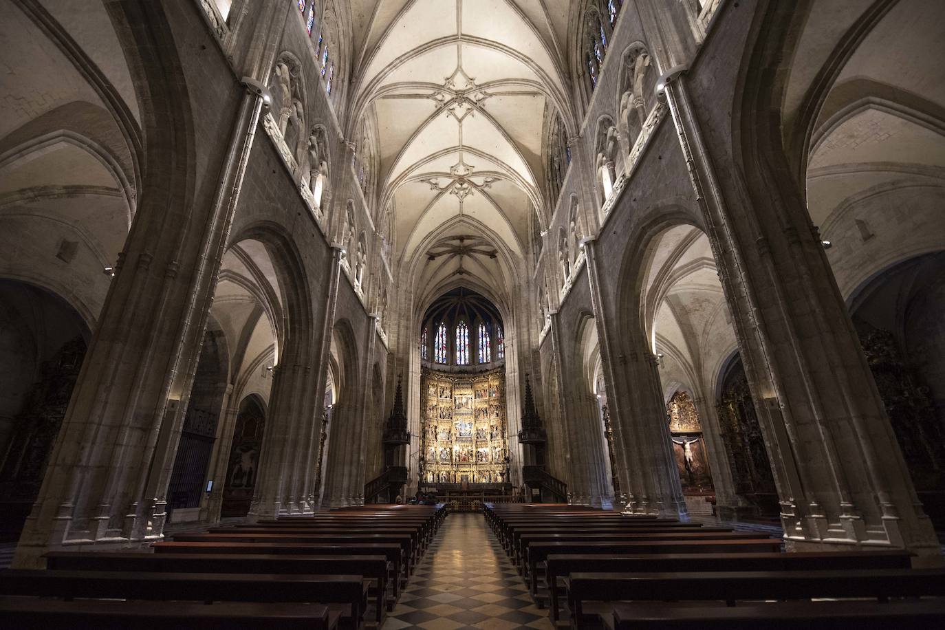 Los restauradores de los retablos de la Girola de la Catedral de Oviedo prevén finalizar los trabajos a lo largo de la próxima primavera. 