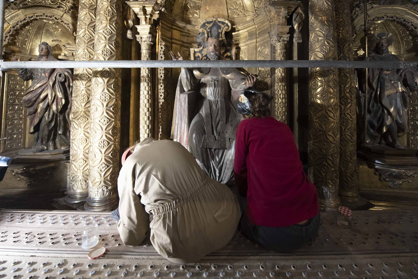 Los restauradores de los retablos de la Girola de la Catedral de Oviedo prevén finalizar los trabajos a lo largo de la próxima primavera. 