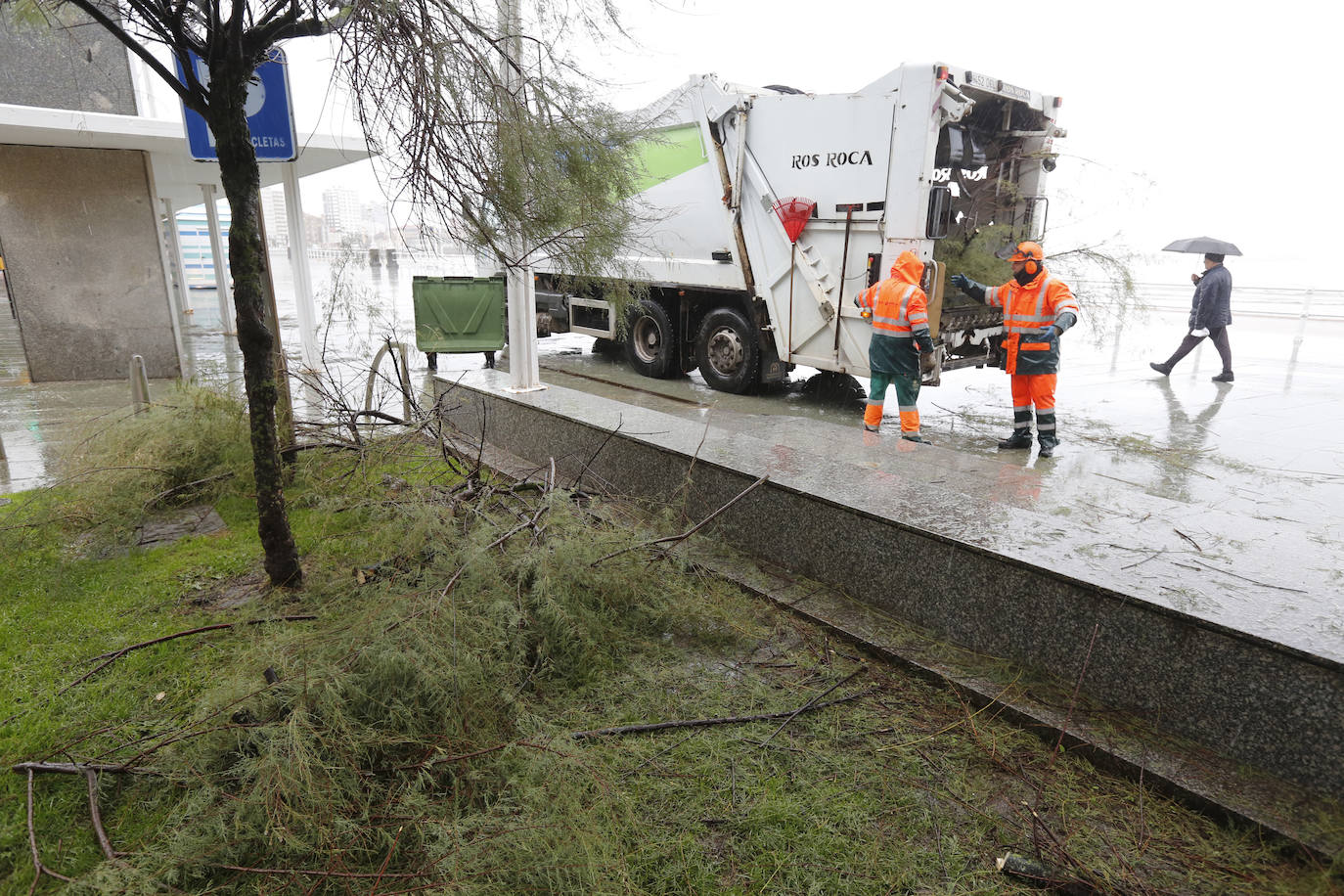 Fotos: Los destrozos que deja el temporal en Gijón