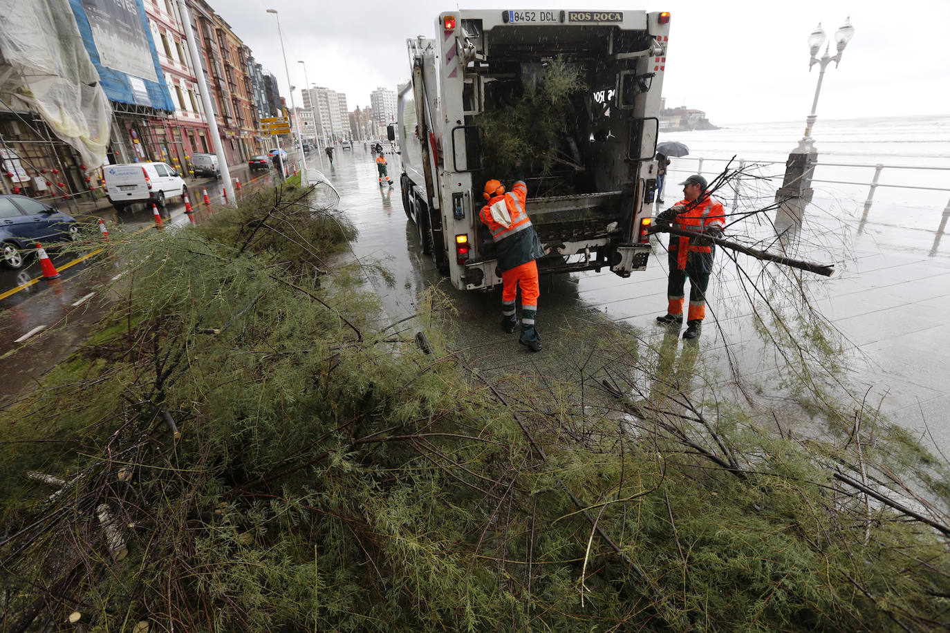 Fotos: Los destrozos que deja el temporal en Gijón