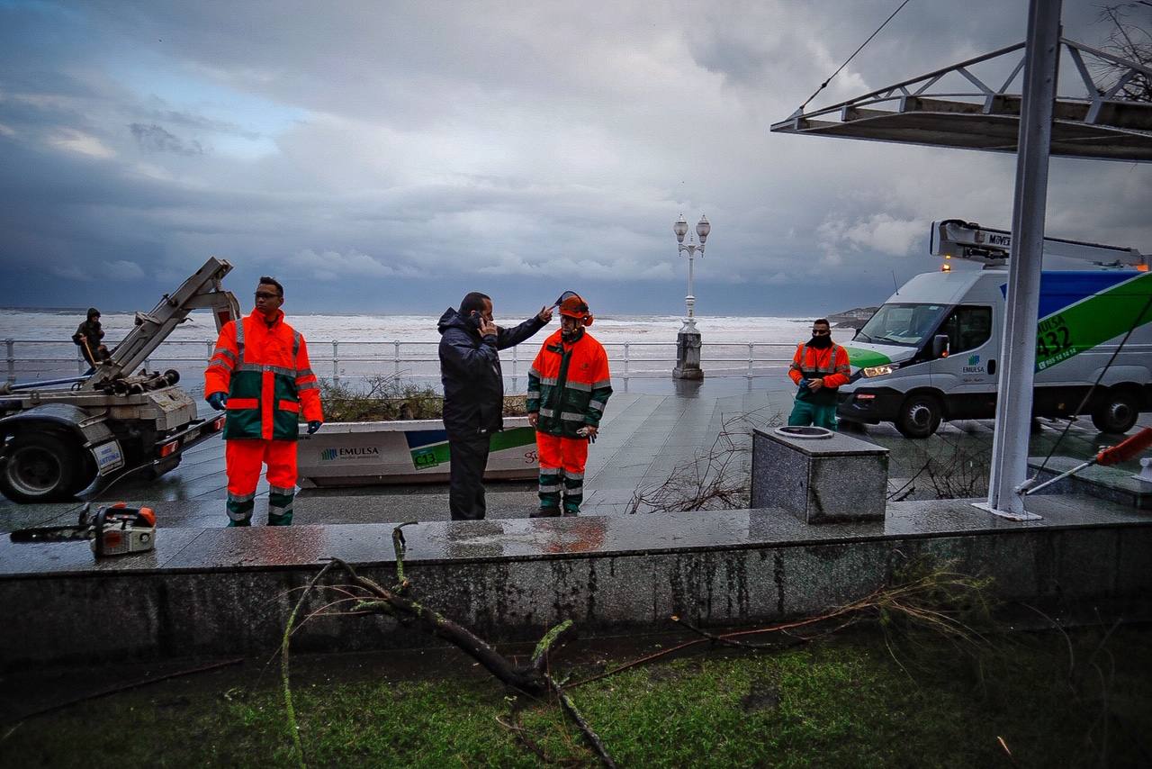 Fotos: Los destrozos que deja el temporal en Gijón