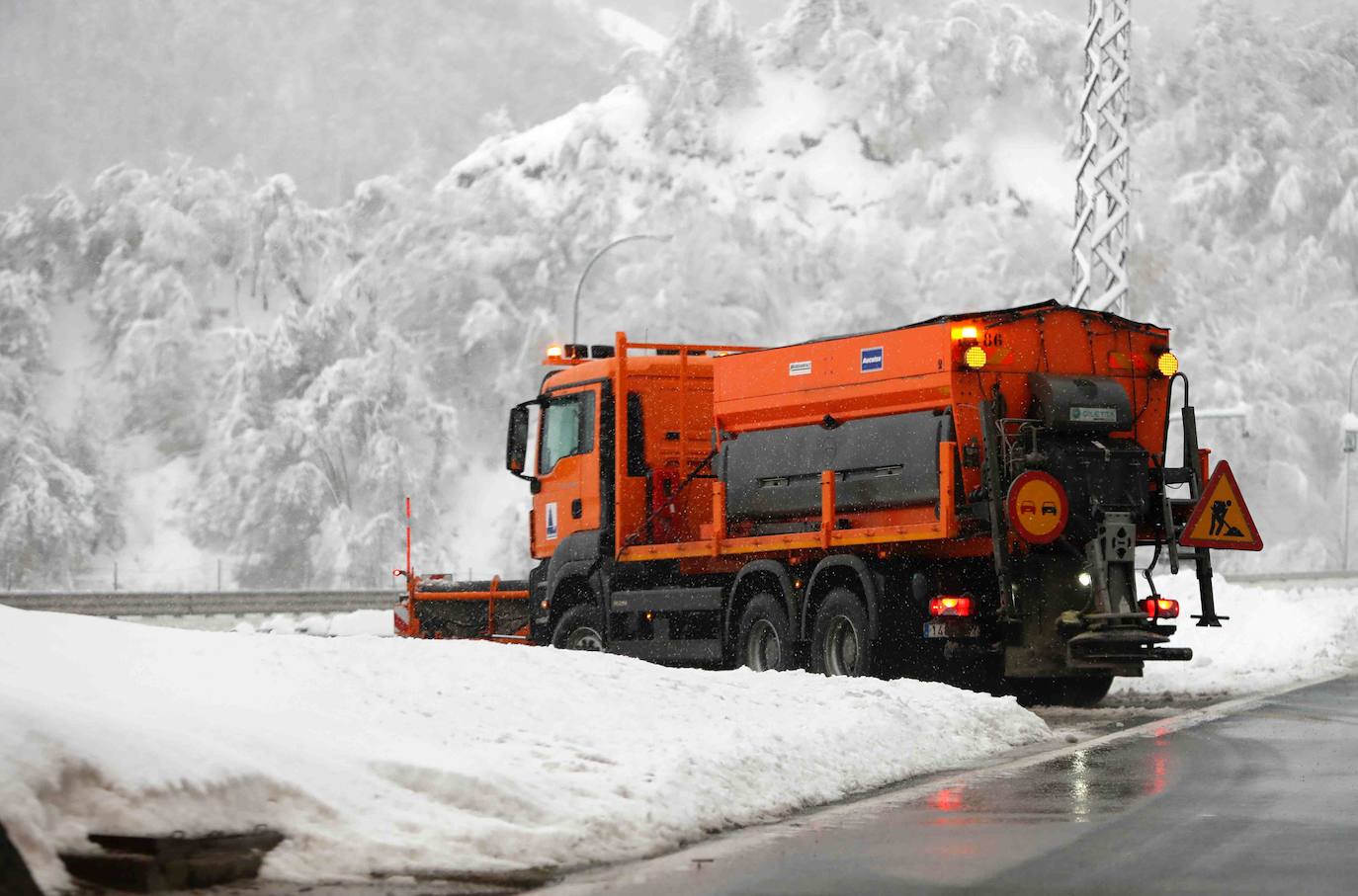 Las intensas nevadas obligaron a cerrar el tráfico en la principal vía de comunicación entre Asturias y la meseta, por lo que muchos camioneros, sin opción tampoco a conducir por Pajares, se quedaron tirados.