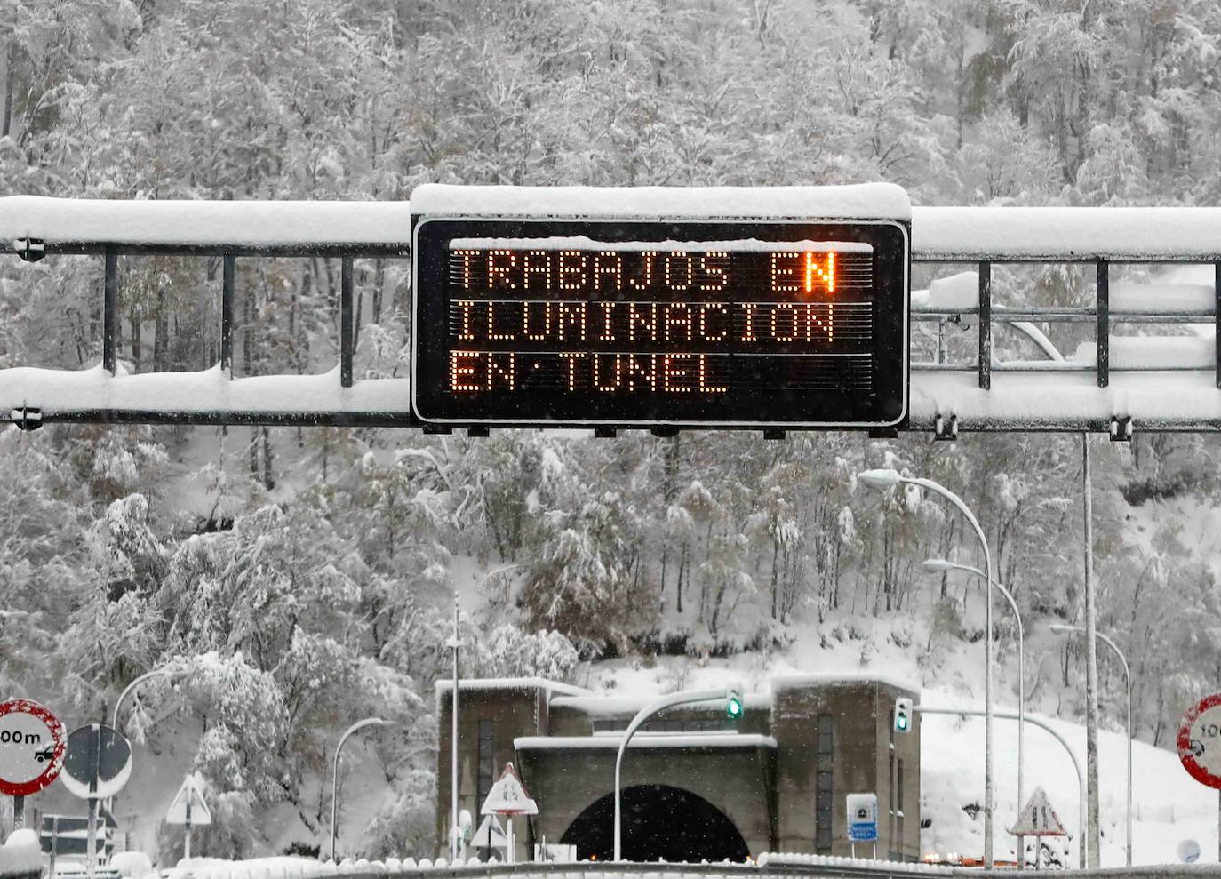 Las intensas nevadas obligaron a cerrar el tráfico en la principal vía de comunicación entre Asturias y la meseta, por lo que muchos camioneros, sin opción tampoco a conducir por Pajares, se quedaron tirados.