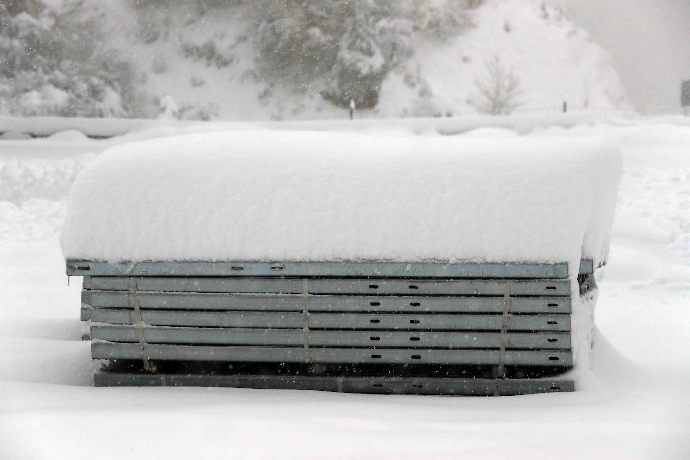 Las intensas nevadas obligaron a cerrar el tráfico en la principal vía de comunicación entre Asturias y la meseta, por lo que muchos camioneros, sin opción tampoco a conducir por Pajares, se quedaron tirados.