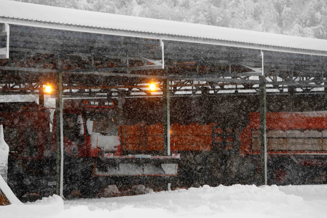 Las intensas nevadas obligaron a cerrar el tráfico en la principal vía de comunicación entre Asturias y la meseta, por lo que muchos camioneros, sin opción tampoco a conducir por Pajares, se quedaron tirados.