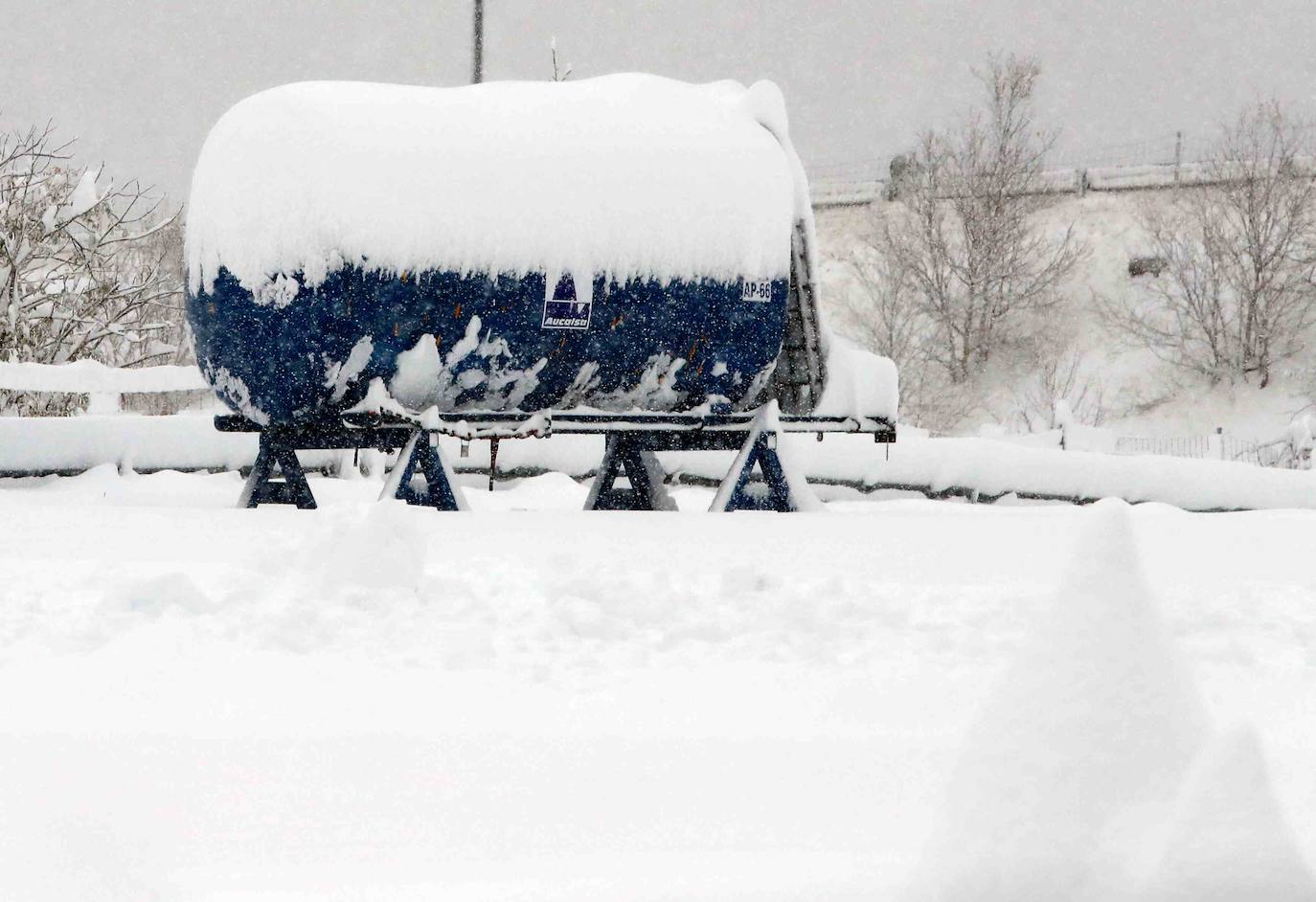 Las intensas nevadas obligaron a cerrar el tráfico en la principal vía de comunicación entre Asturias y la meseta, por lo que muchos camioneros, sin opción tampoco a conducir por Pajares, se quedaron tirados.