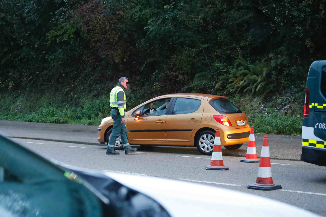 Las intensas nevadas obligaron a cerrar el tráfico en la principal vía de comunicación entre Asturias y la meseta, por lo que muchos camioneros, sin opción tampoco a conducir por Pajares, se quedaron tirados.