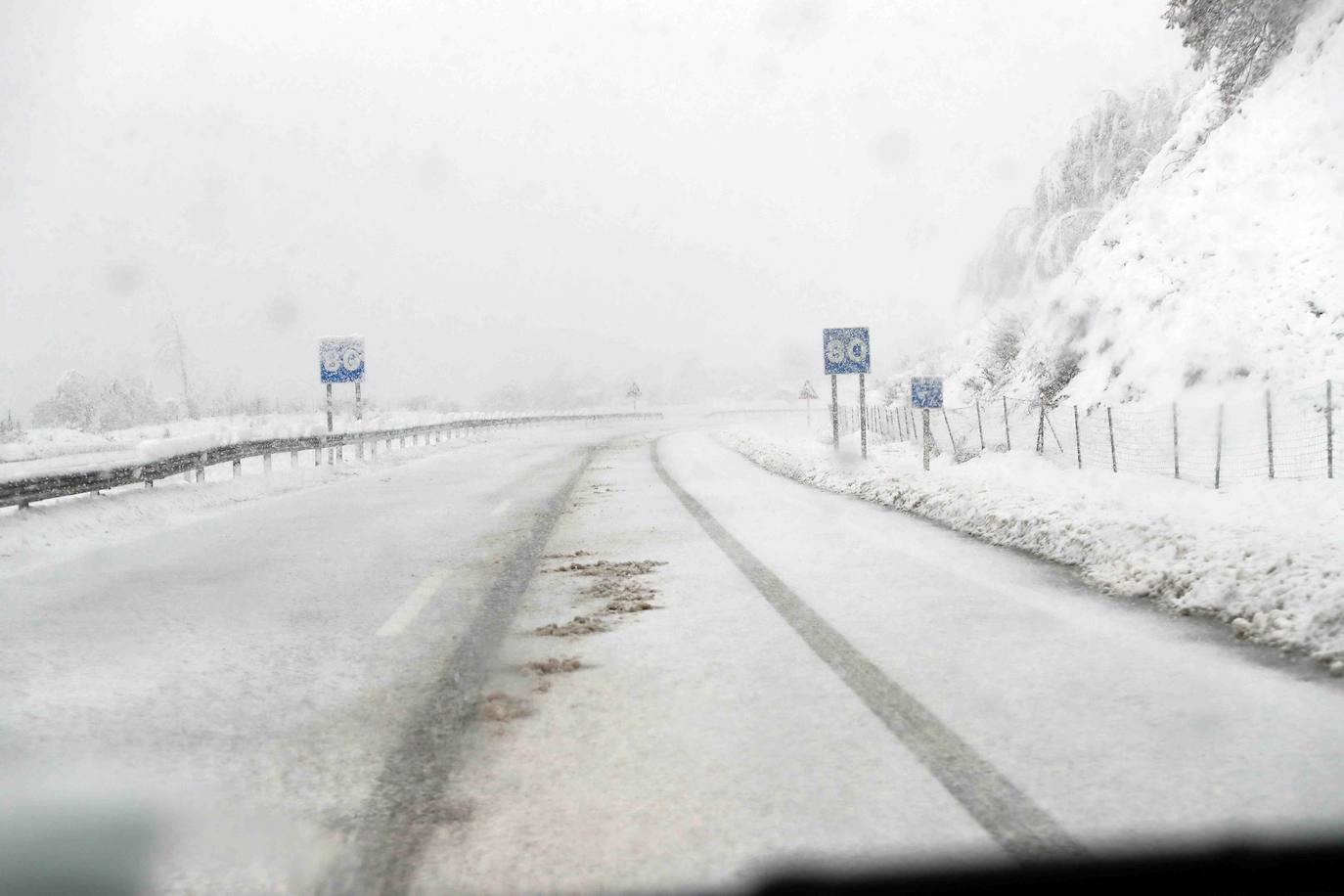 Las intensas nevadas obligaron a cerrar el tráfico en la principal vía de comunicación entre Asturias y la meseta, por lo que muchos camioneros, sin opción tampoco a conducir por Pajares, se quedaron tirados.