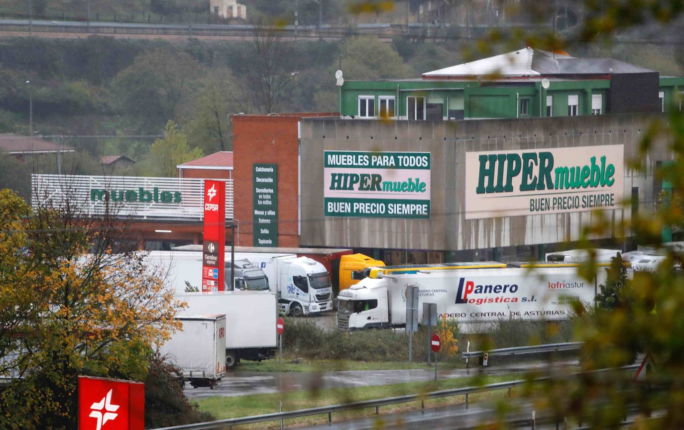 Las intensas nevadas obligaron a cerrar el tráfico en la principal vía de comunicación entre Asturias y la meseta, por lo que muchos camioneros, sin opción tampoco a conducir por Pajares, se quedaron tirados.