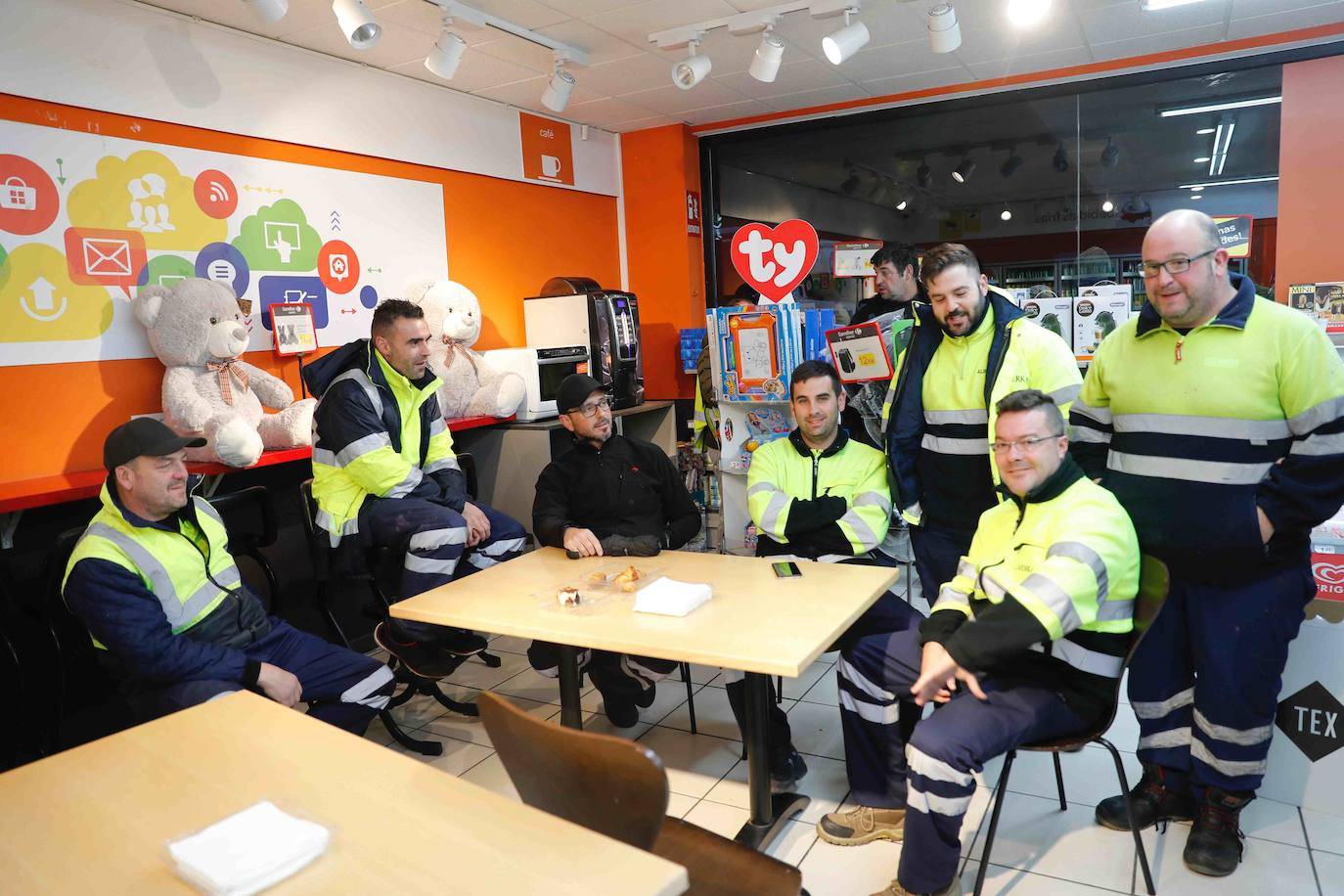 Las intensas nevadas obligaron a cerrar el tráfico en la principal vía de comunicación entre Asturias y la meseta, por lo que muchos camioneros, sin opción tampoco a conducir por Pajares, se quedaron tirados.