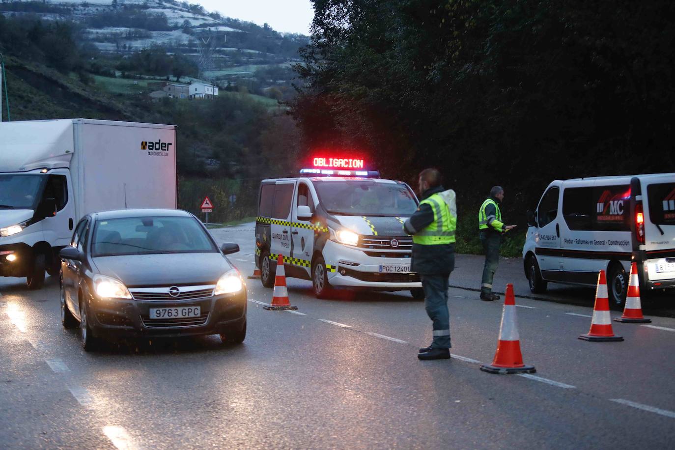 Las intensas nevadas obligaron a cerrar el tráfico en la principal vía de comunicación entre Asturias y la meseta, por lo que muchos camioneros, sin opción tampoco a conducir por Pajares, se quedaron tirados.