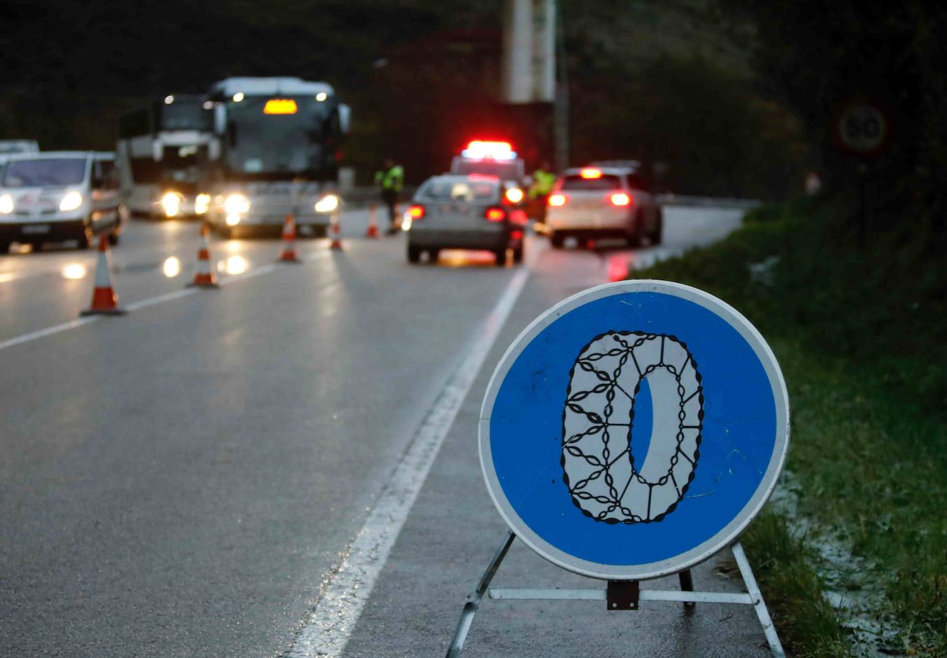 Las intensas nevadas obligaron a cerrar el tráfico en la principal vía de comunicación entre Asturias y la meseta, por lo que muchos camioneros, sin opción tampoco a conducir por Pajares, se quedaron tirados.