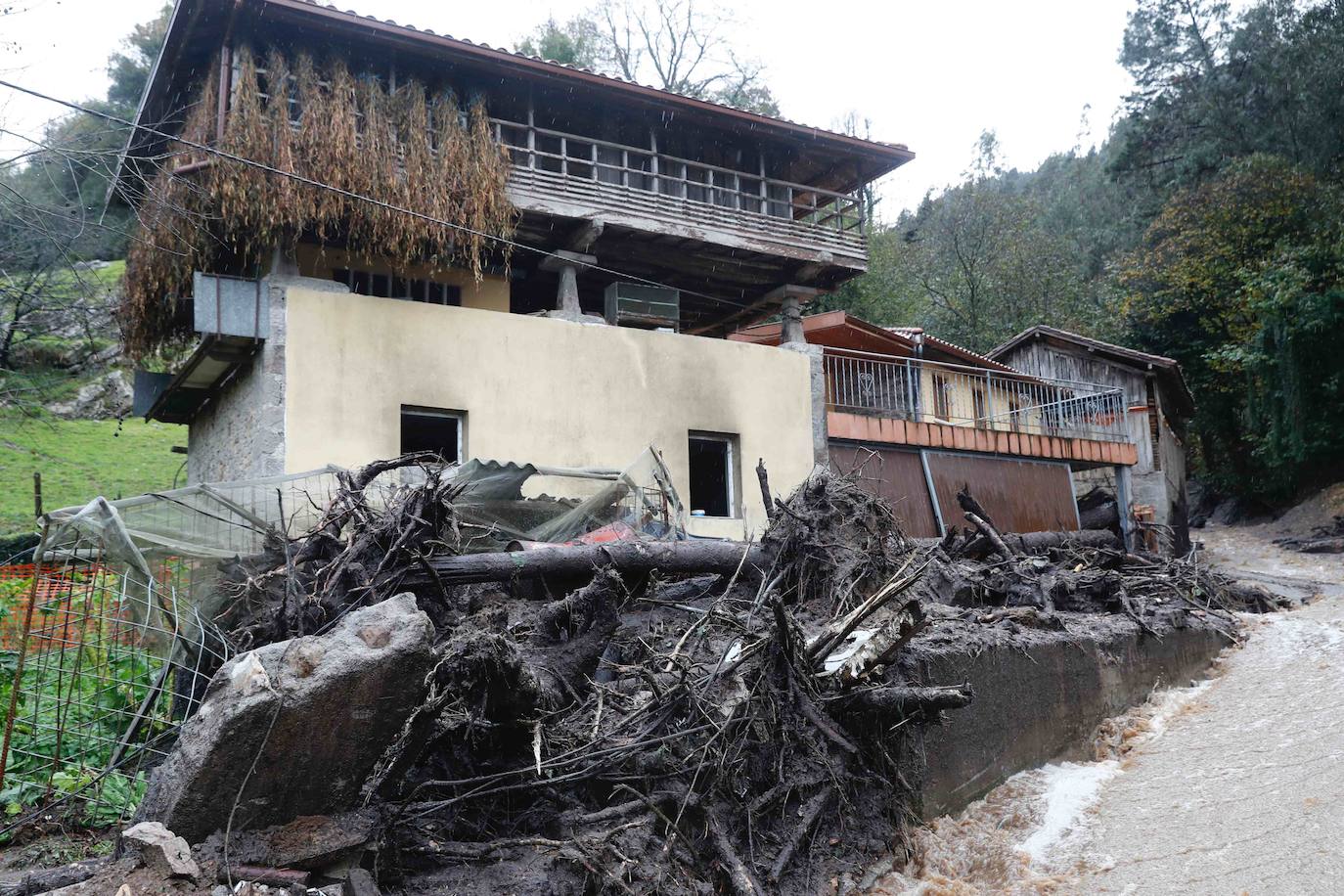 Las fuertes lluvias registradas en las últimas horas en Asturias han provocado dos desprendimientos de tierra en Villazón (Salas), uno de los cuales ha afectado a parte de una vivienda sin causar heridos, y el otro ha destrozado una nave y provocado la muerte de varios animales