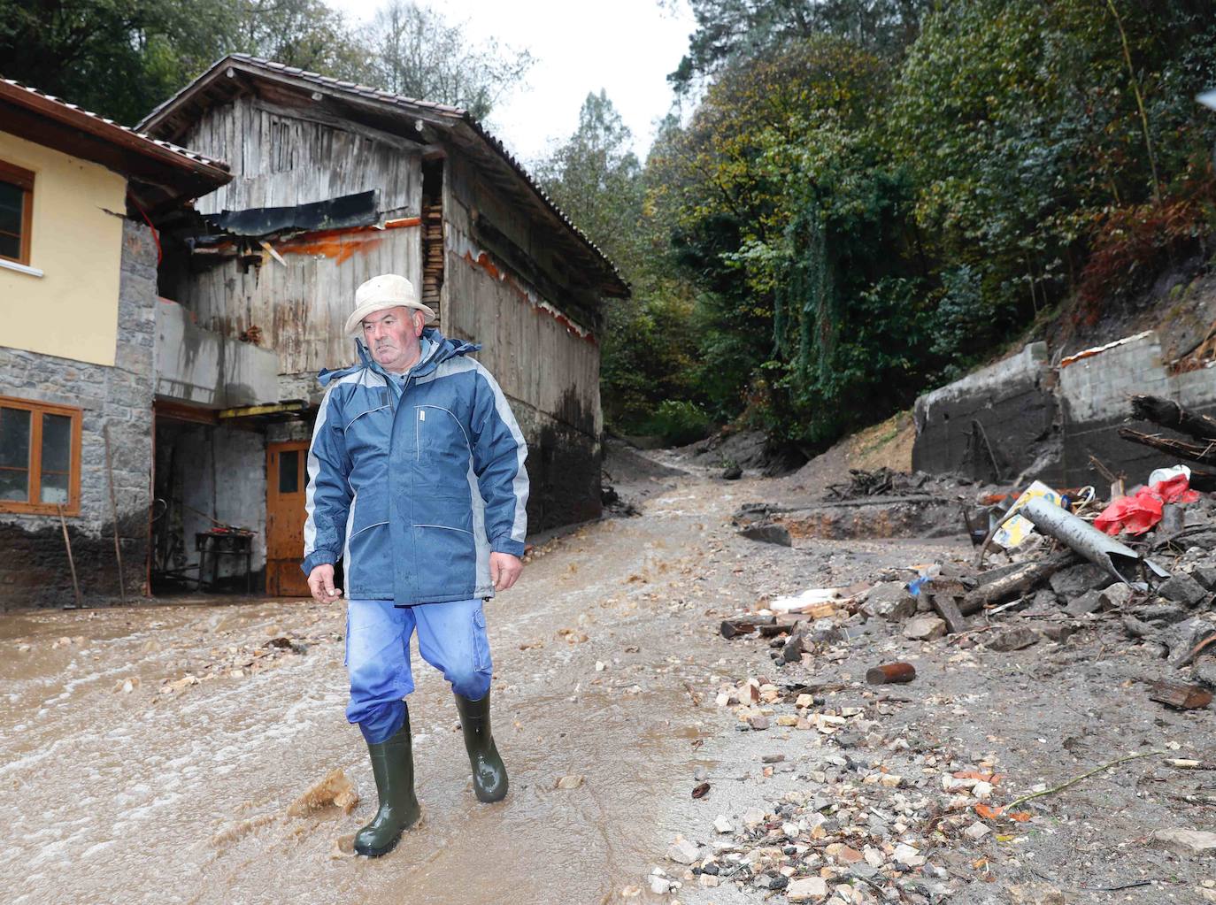 Las fuertes lluvias registradas en las últimas horas en Asturias han provocado dos desprendimientos de tierra en Villazón (Salas), uno de los cuales ha afectado a parte de una vivienda sin causar heridos, y el otro ha destrozado una nave y provocado la muerte de varios animales