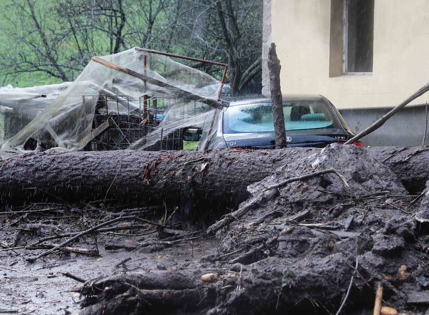 Las fuertes lluvias registradas en las últimas horas en Asturias han provocado dos desprendimientos de tierra en Villazón (Salas), uno de los cuales ha afectado a parte de una vivienda sin causar heridos, y el otro ha destrozado una nave y provocado la muerte de varios animales