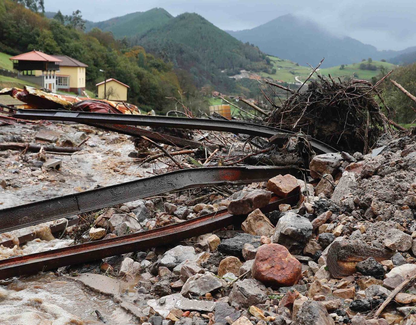 Las fuertes lluvias registradas en las últimas horas en Asturias han provocado dos desprendimientos de tierra en Villazón (Salas), uno de los cuales ha afectado a parte de una vivienda sin causar heridos, y el otro ha destrozado una nave y provocado la muerte de varios animales