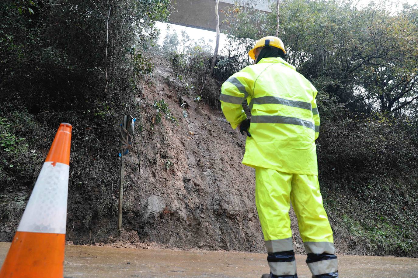 Las fuertes lluvias registradas en las últimas horas en Asturias han provocado dos desprendimientos de tierra en Villazón (Salas), uno de los cuales ha afectado a parte de una vivienda sin causar heridos, y el otro ha destrozado una nave y provocado la muerte de varios animales