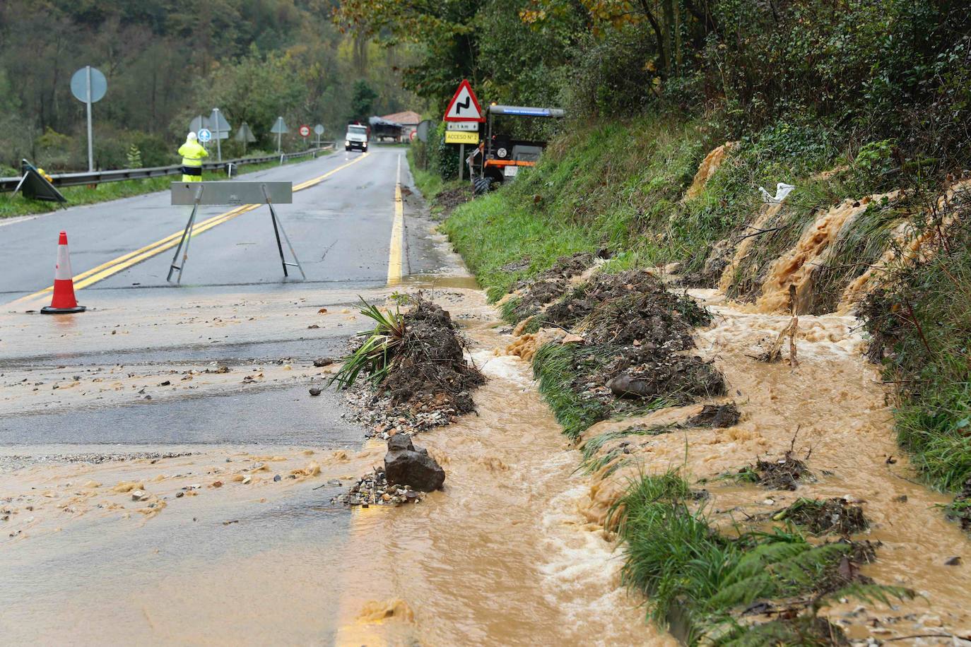 Las fuertes lluvias registradas en las últimas horas en Asturias han provocado dos desprendimientos de tierra en Villazón (Salas), uno de los cuales ha afectado a parte de una vivienda sin causar heridos, y el otro ha destrozado una nave y provocado la muerte de varios animales