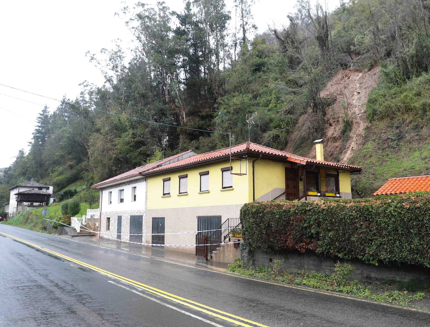 Las fuertes lluvias registradas en las últimas horas en Asturias han provocado dos desprendimientos de tierra en Villazón (Salas), uno de los cuales ha afectado a parte de una vivienda sin causar heridos, y el otro ha destrozado una nave y provocado la muerte de varios animales