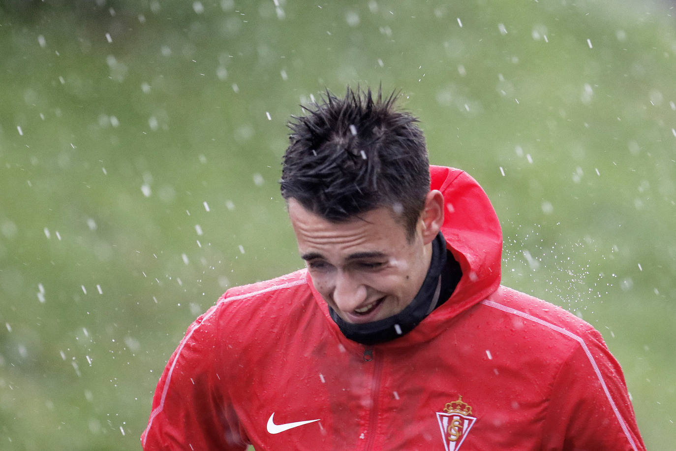 Los rojiblancos tuvieron que retirarse del entrenamiento por las fuertes lluvias. 