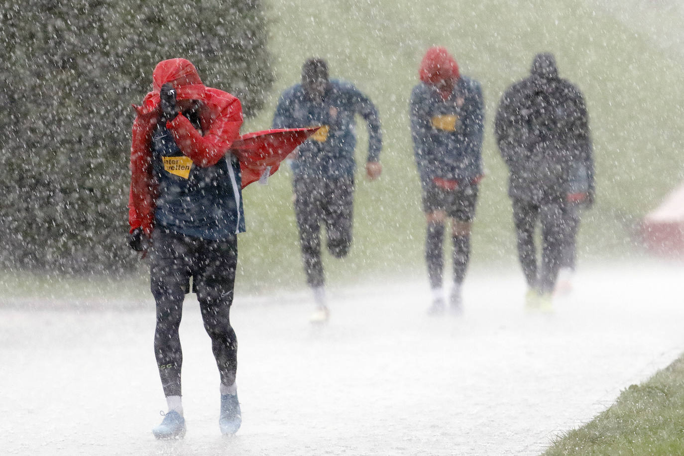 Los rojiblancos tuvieron que retirarse del entrenamiento por las fuertes lluvias. 