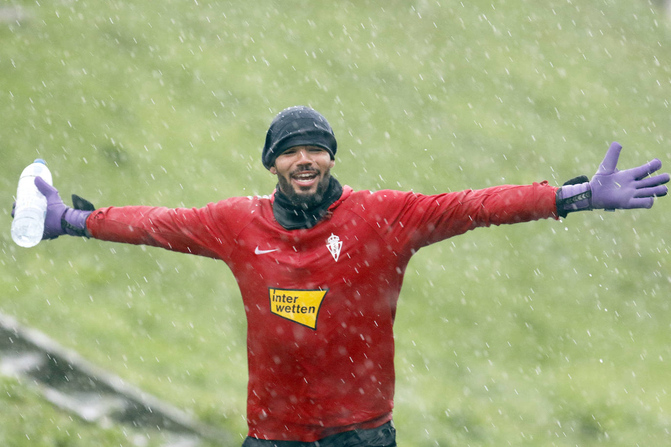 Los rojiblancos tuvieron que retirarse del entrenamiento por las fuertes lluvias. 