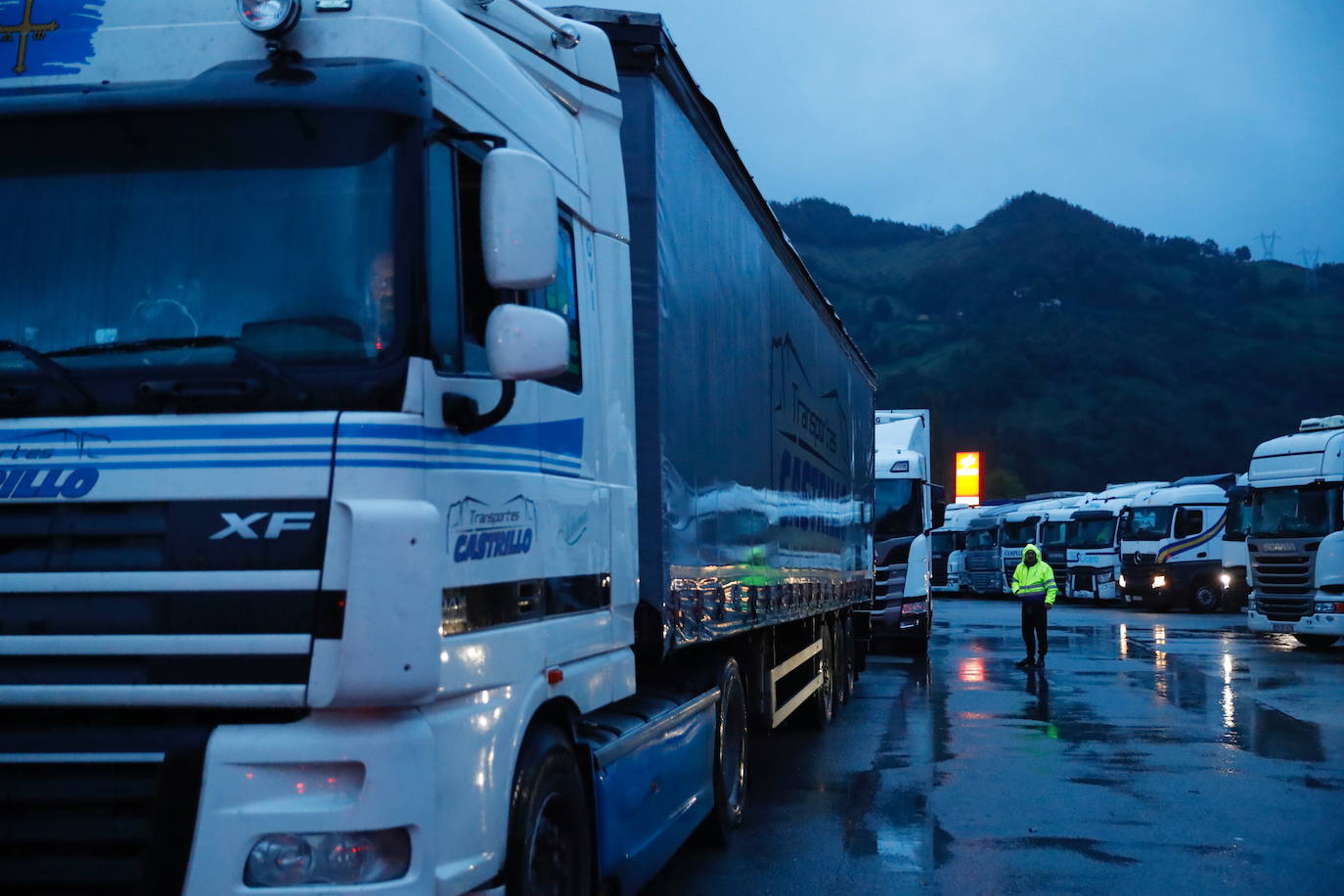 Las intensas nevadas obligaron a cerrar el tráfico en la principal vía de comunicación entre Asturias y la meseta, por lo que muchos camioneros, sin opción tampoco a conducir por Pajares, se quedaron tirados.