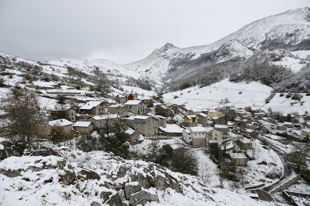 Sotres. El pueblo cabraliego amaneció completamente níveo, pero los vecinos esperan nevadas más copiosas para hoy y los próximos días. En los Picos de Europa hay alerta por riesgo de aludes. Gijón. El fuerte temporal marítimo arrastró numerosos troncos, ramas y otros restos a la arena de la playa de San Lorenzo, especialmente en la zona cercana al río Piles. 