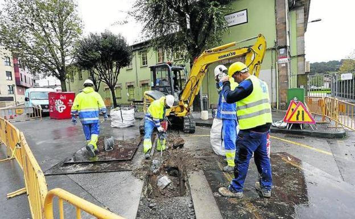 Obras ante el colegio público de Jove para ampliar el colector tras sufrir varias inundaciones. 