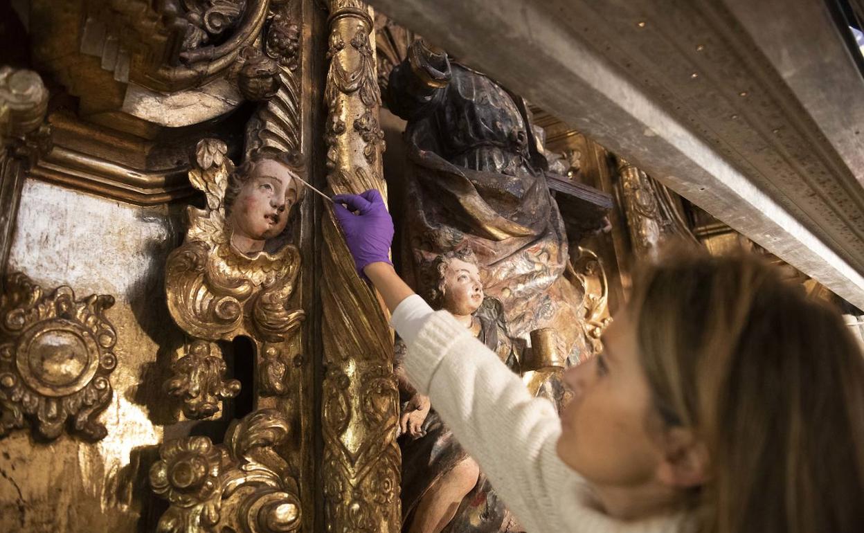 La Catedral de Oviedo comienza a restaurar los cinco retablos de la girola