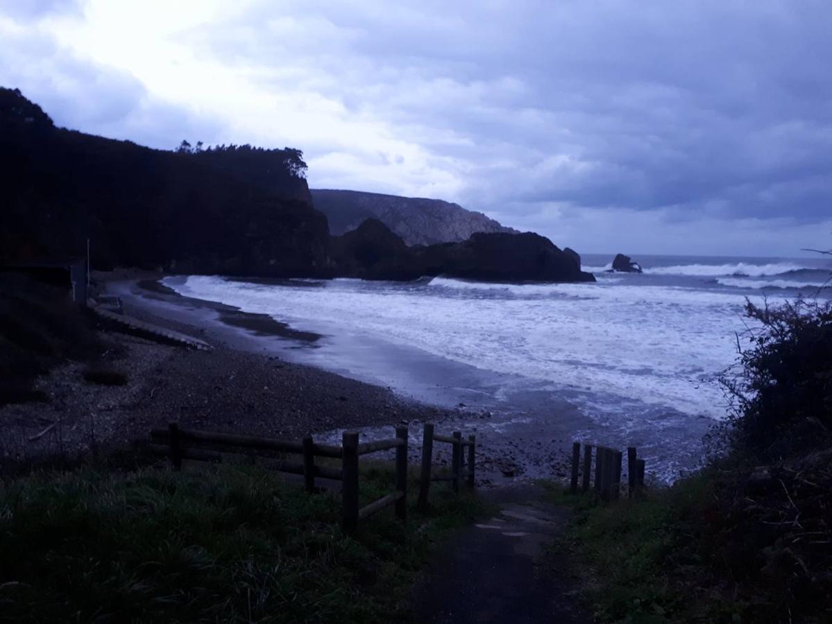 Recorremos una de las rutas costeras más espectaculares del litoral asturiano, situada entre la Playa de Arnao y San Juan de la Arena.