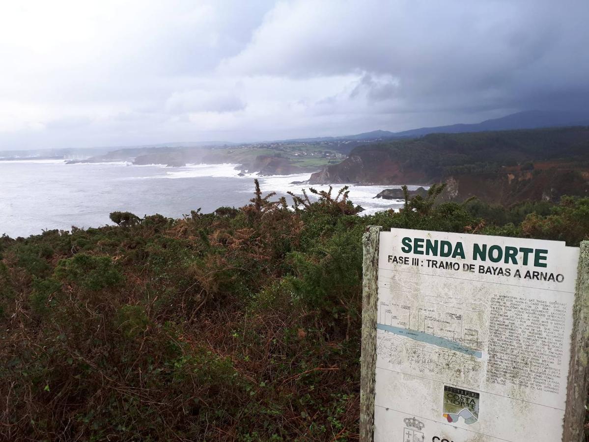 Recorremos una de las rutas costeras más espectaculares del litoral asturiano, situada entre la Playa de Arnao y San Juan de la Arena.