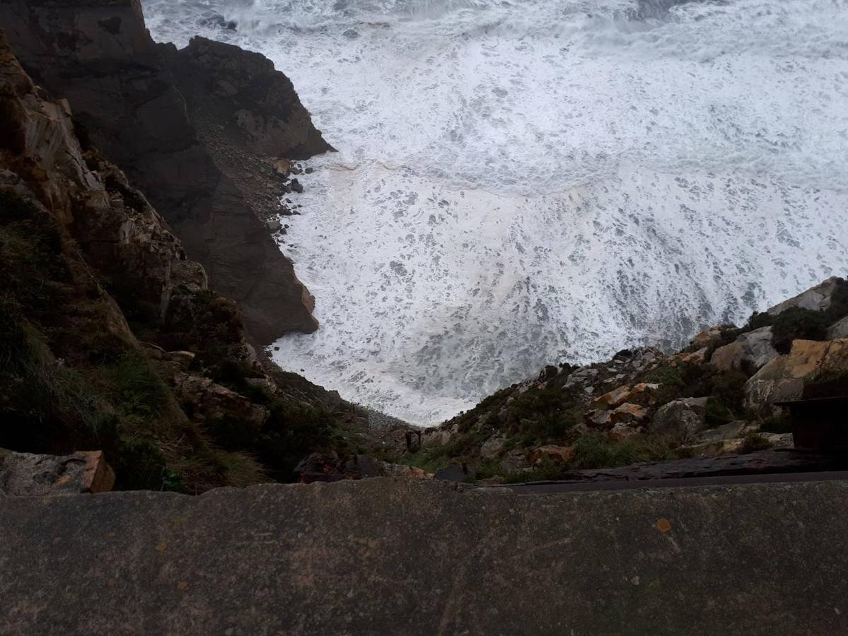 Recorremos una de las rutas costeras más espectaculares del litoral asturiano, situada entre la Playa de Arnao y San Juan de la Arena.